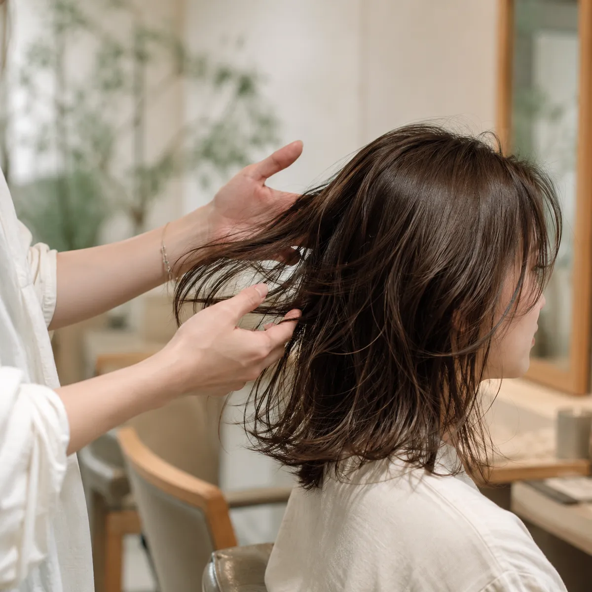 自然光が入る小規模ヘアサロン